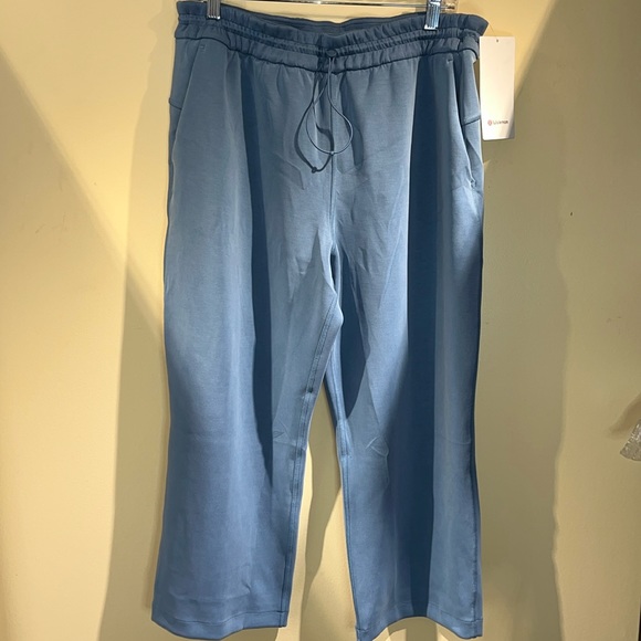 Lululemon Softstreme Straight Leg Crop 24” (14) - Picture 1 of 6